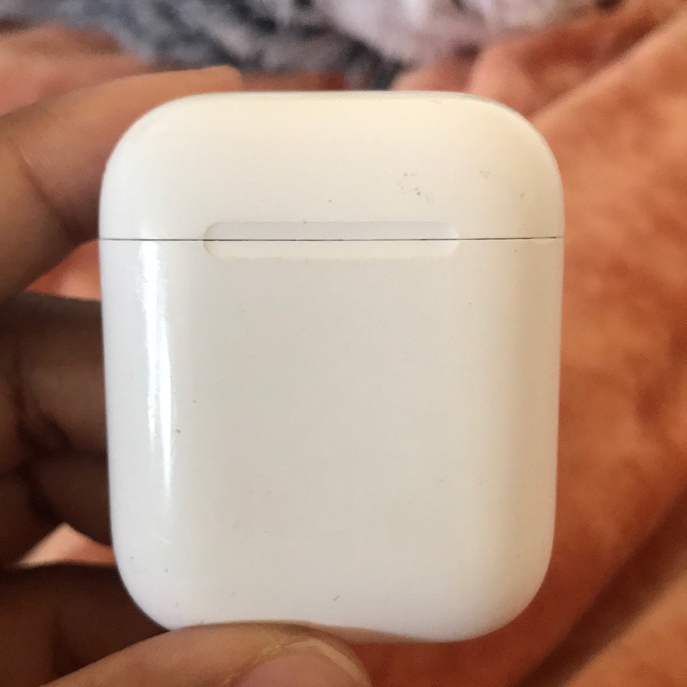 Apple AirPods Gen 1 Rechargeable Case